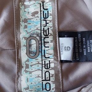 Obermeyer Ladies sz 6 Snow Pants. Like New! Beautiful Champaign color. Very warm